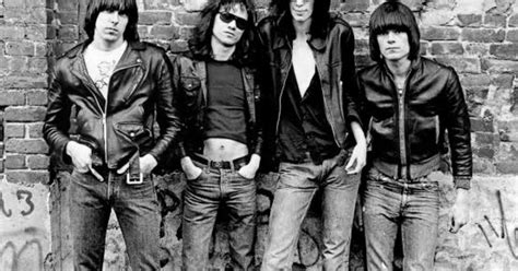  Blitzkrieg Bop: Raivokas ja melodinen punk rockin manifesto